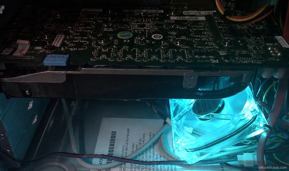 Ventilador auxiliar iluminado en azul bajo la tarjeta Gigabyte 8800GTS dentro del PC