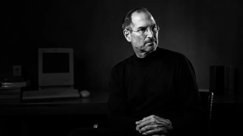 Steve Jobs con jersey negro y gafas redondas en un homenaje sobrio