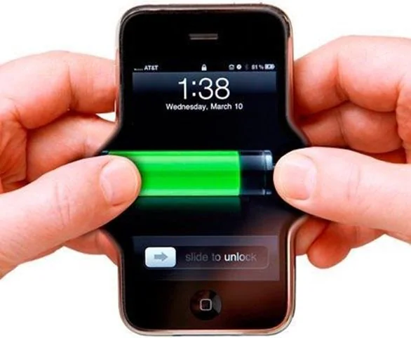 Manos sujetando un iPhone con un indicador de batería cargándose