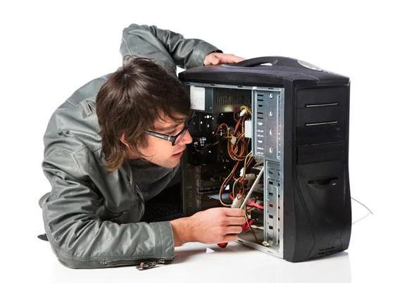 Técnico revisando el interior de un ordenador de sobremesa