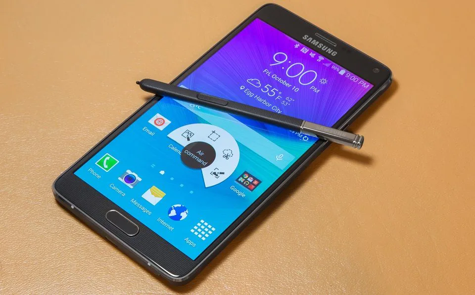 Samsung Galaxy Note 4 con su lápiz S Pen