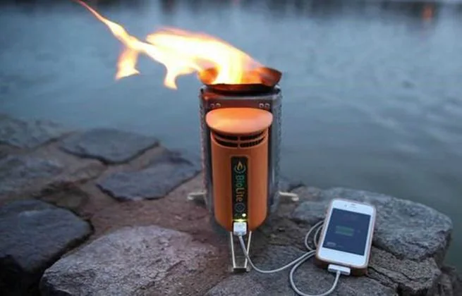Teléfono conectado a un cargador BioLite que genera energía mediante fuego