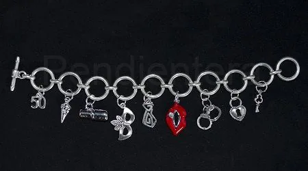 Detalle de una pulsera inspirada en 50 sombras de Grey