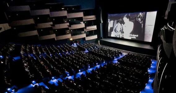 Butacas rojas dentro de una sala de cine