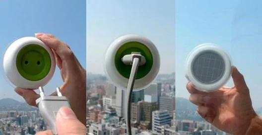 Cargador solar redondo con ventosa colocado frente a una ventana