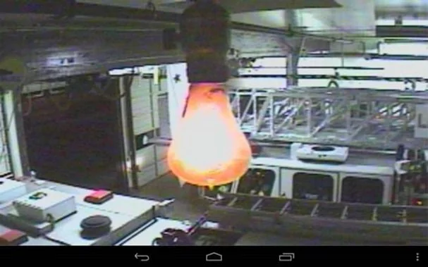 Bombilla encendida durante una prueba de duración en un laboratorio