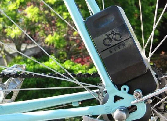 Cargador de teléfono instalado junto a la rueda trasera de una bicicleta