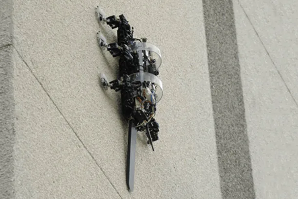 Robot RiSE diseñado para trepar por superficies verticales