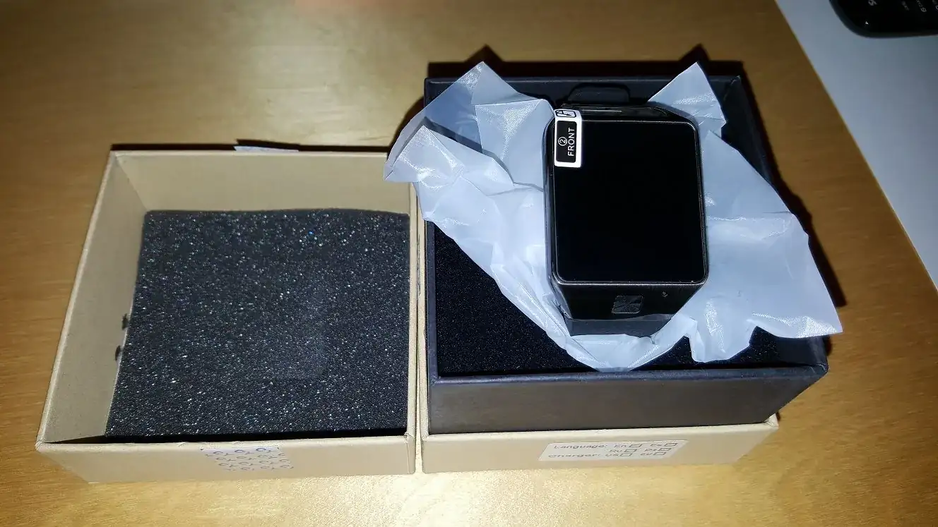 Reloj GV08S protegido dentro de la caja abierta