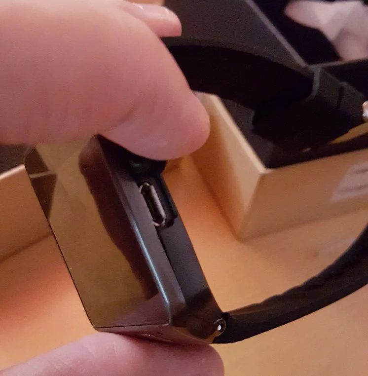 Detalle lateral del conector USB del smartwatch GV08S