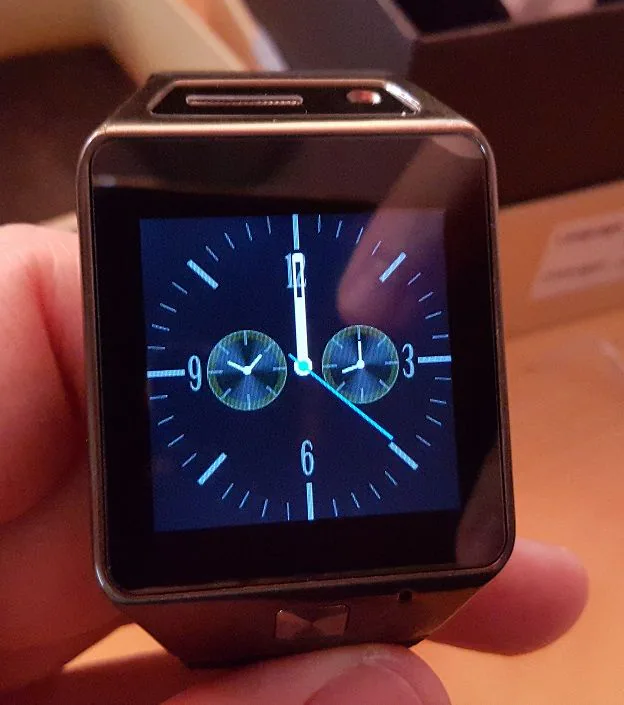 Smartwatch GV08S mostrando una esfera analógica de cronógrafo