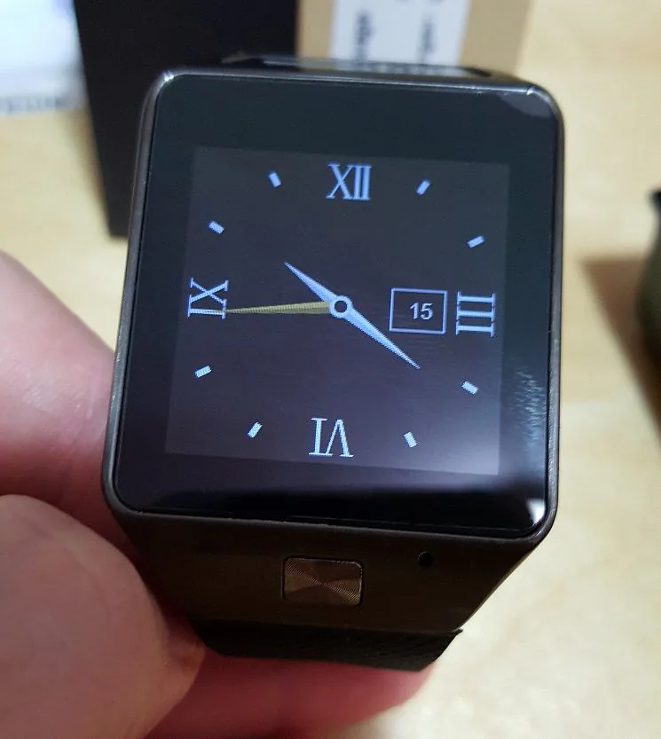 Smartwatch GV08S con una esfera analógica de números romanos