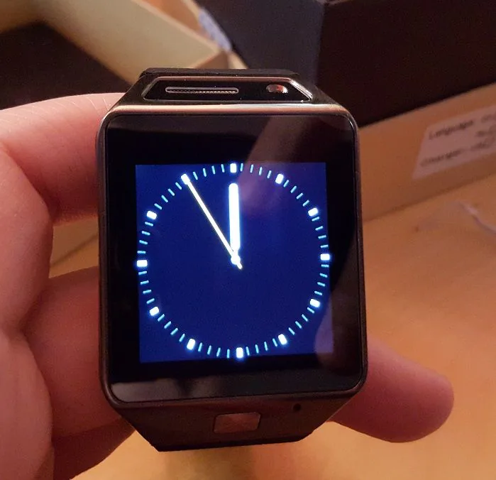 Smartwatch GV08S mostrando una esfera analógica minimalista