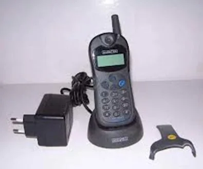 Alcatel One Touch Easy con base de carga y cargador