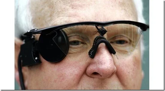 Persona utilizando las gafas del sistema de visión artificial Argus II