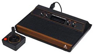 Consola Atari 2600 con acabado de madera y mando joystick