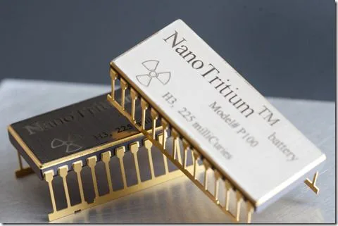 Dos baterías NanoTritium encapsuladas para alimentar dispositivos durante décadas