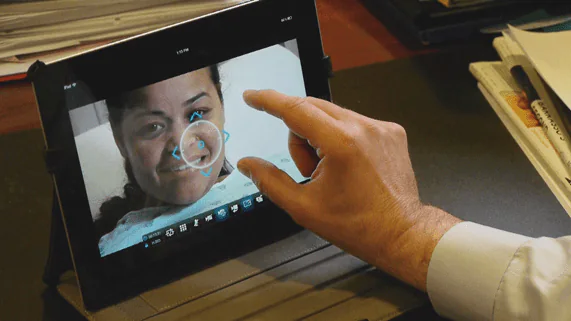 Uso de la cámara de una tablet con reconocimiento facial