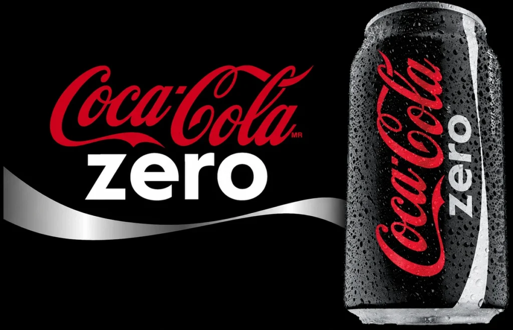 Lata negra de Coca-Cola Zero junto al logotipo de la bebida