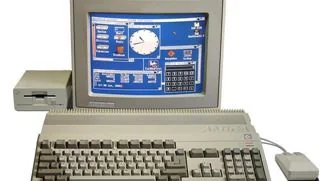 Ordenador Commodore Amiga con monitor, disquetera externa y ratón