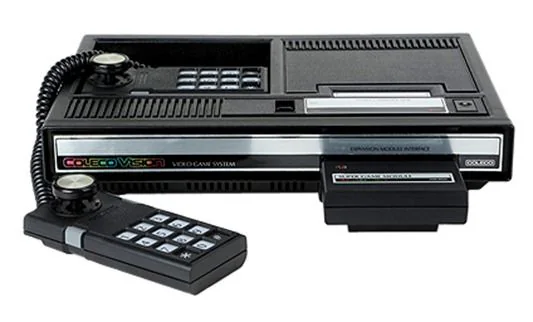Consola ColecoVision con mando y módulo de expansión