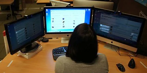 DiffDisplays en un puesto con tres monitores Persona trabajando frente a tres monitores durante una prueba de DiffDisplays