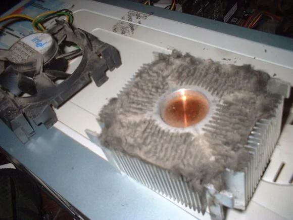 Disipador y ventilador de un PC cubiertos de polvo