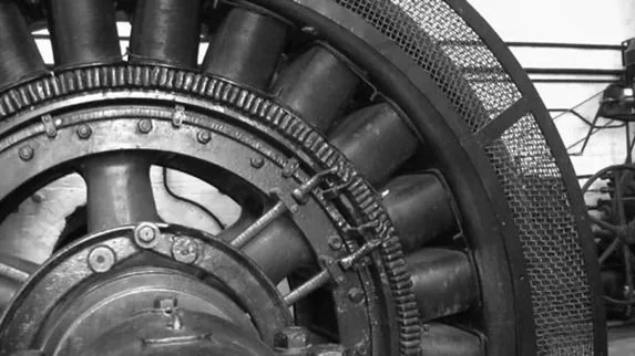 Generador industrial con bobinas Detalle de las bobinas de un gran generador industrial