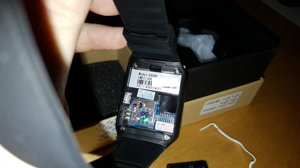 Circuitería del GV08S con las ranuras para SIM y MicroSD