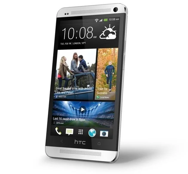 HTC One plateado mostrando su pantalla principal