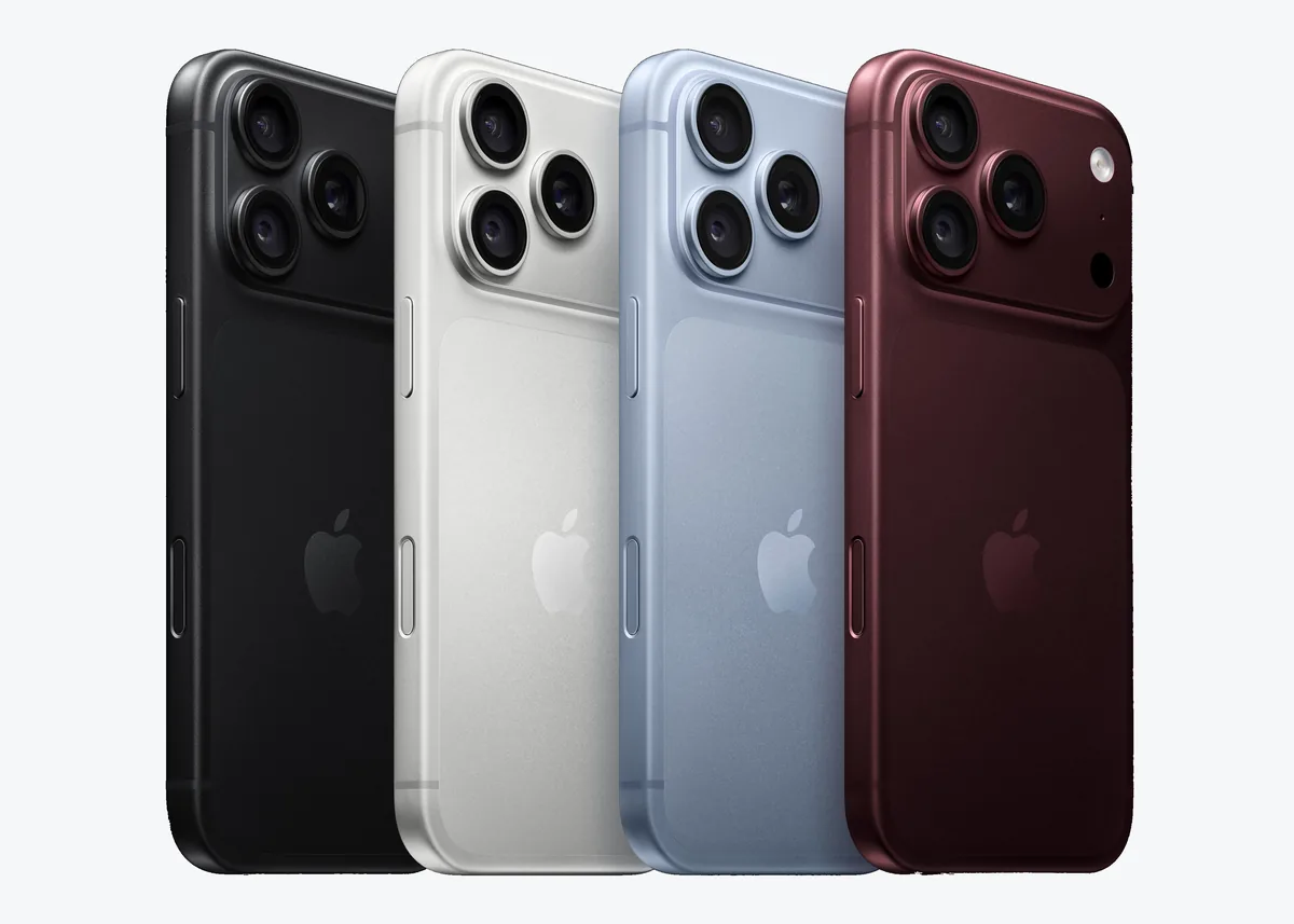 Los cuatro colores del iPhone 18 Pro iPhone 18 Pro en negro, plata, azul glacial y burdeos sobre fondo claro