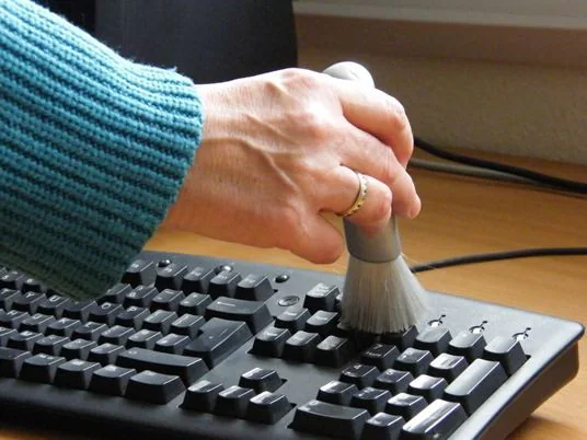 Limpieza del teclado de un PC con una brocha