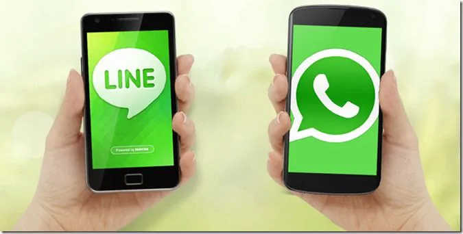 Dos teléfonos mostrando los logotipos de LINE y WhatsApp para comparar ambas aplicaciones