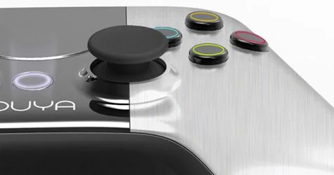 Mando de la consola Ouya Detalle del mando de la consola Ouya con joystick y botones de colores