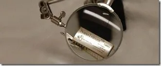 Microbatería NanoTritium Microbatería NanoTritium colocada bajo una lupa de aumento