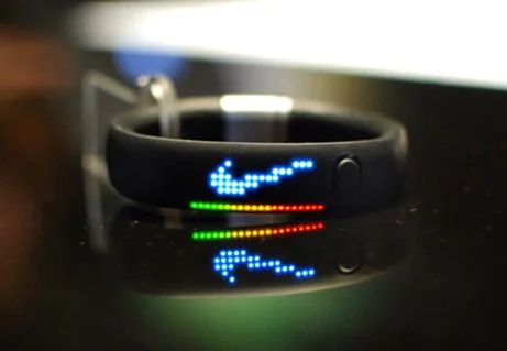 Pulsera Nike FuelBand Pulsera Nike FuelBand mostrando el logotipo y sus indicadores luminosos
