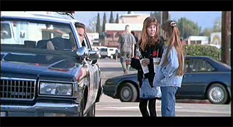 Nikki Cox de niña en una escena de Terminator 2
