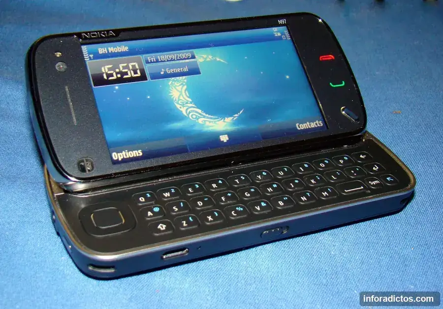 Nokia N97 abierto con el teclado físico QWERTY Nokia N97 abierto con el teclado físico QWERTY