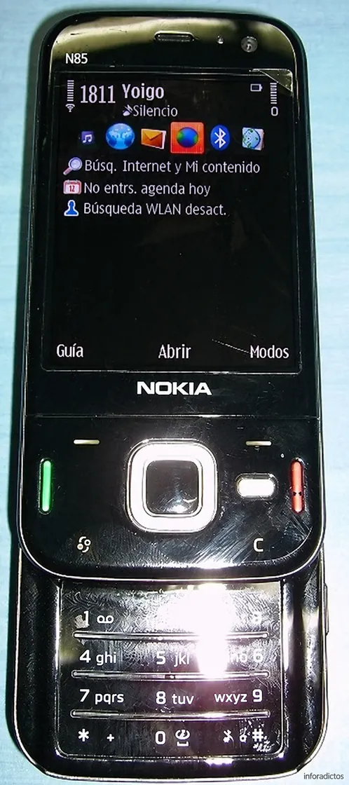 Nokia N85 con el teclado abierto Nokia N85 abierto con el teclado numérico visible