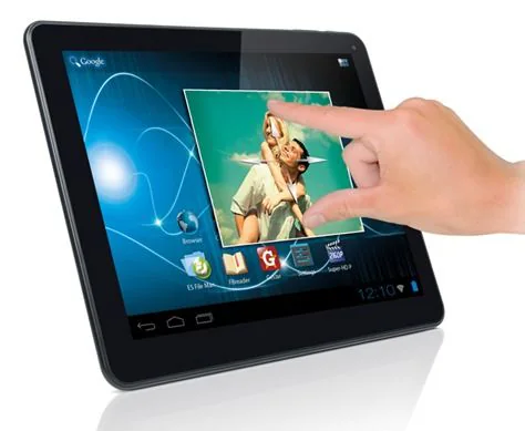 Mano utilizando la pantalla táctil de una tablet