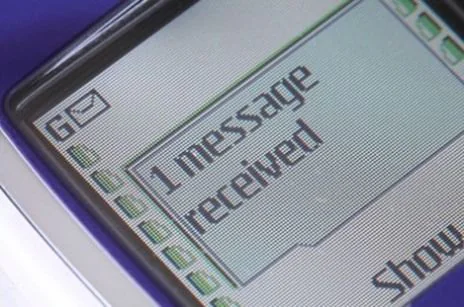Pantalla de un teléfono móvil mostrando un mensaje SMS recibido