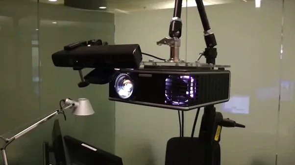 Proyector y Kinect de IllumiRoom Montaje experimental de IllumiRoom con un proyector y un sensor Kinect