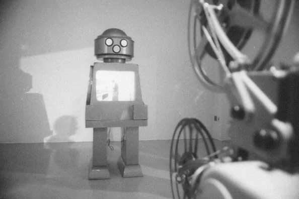 Robot humanoide en una película antigua Robot humanoide en una película antigua