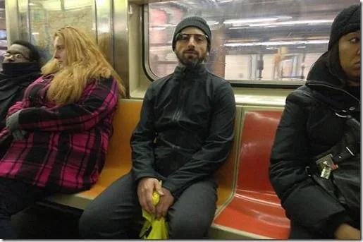 Sergey Brin con Google Glass en el metro Sergey Brin llevando Google Glass mientras viaja sentado en el metro