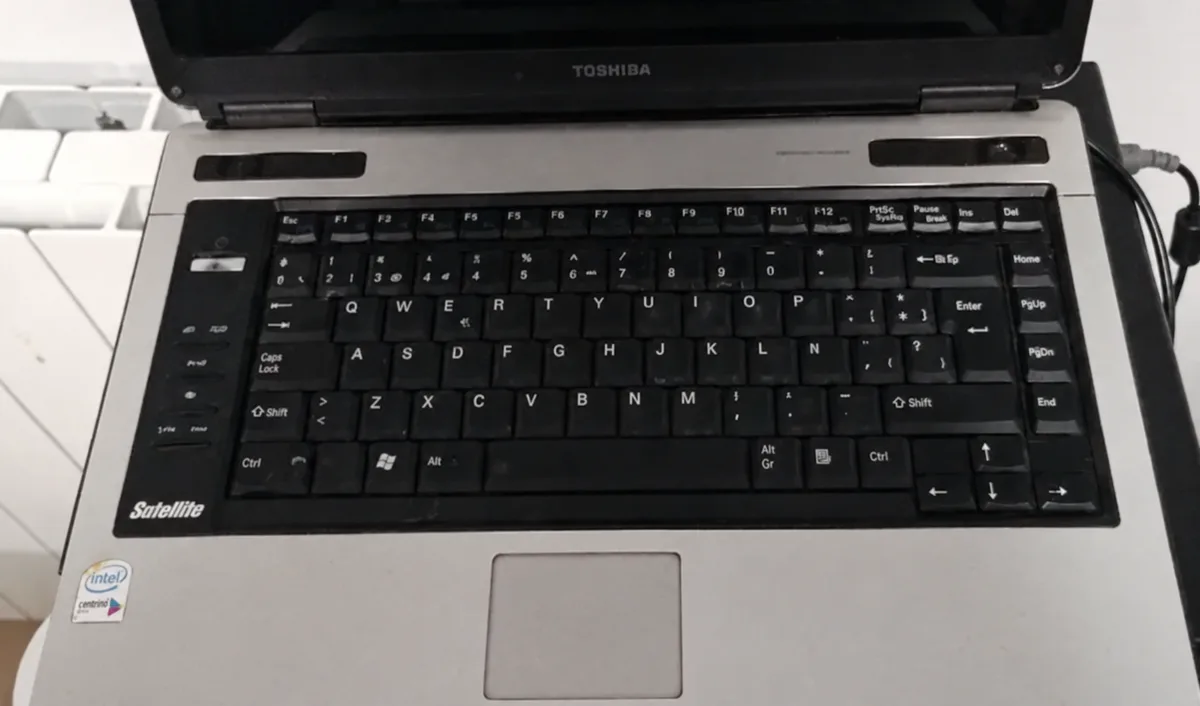 Portátil Toshiba Satellite A100 Portátil Toshiba Satellite A100 con teclado y botones multimedia laterales