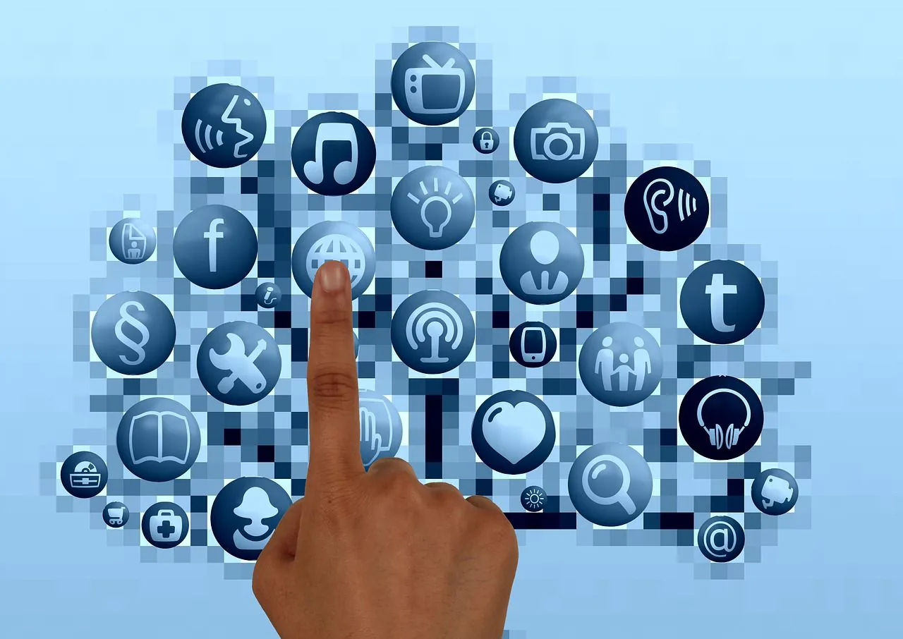 Uso seguro de las redes sociales Iconos de distintas redes sociales conectados entre sí