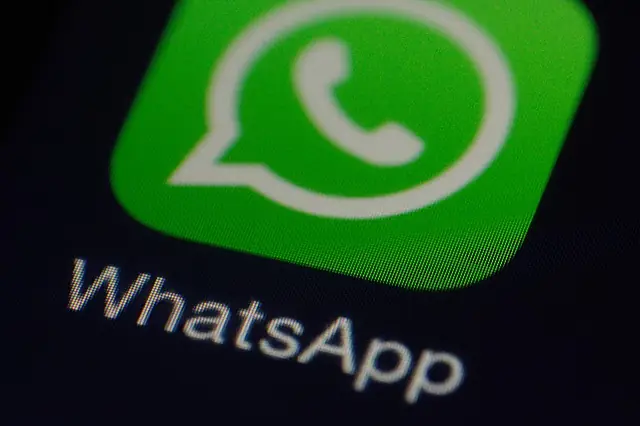 WhatsApp en un teléfono Icono de WhatsApp en la pantalla de un teléfono