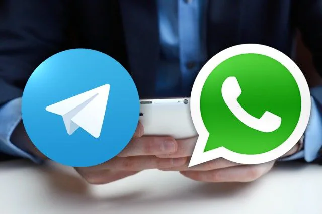 Logotipos de WhatsApp y Telegram sobre un teléfono móvil